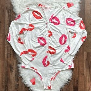 💋NWOT | Lip Print | Onesie | Romper | Pajamas Size XL